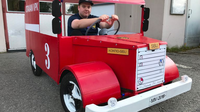 Otavan VPK:laiset rakensivat mäkipaloauton, Sami Ruotsalainen ratissa.
