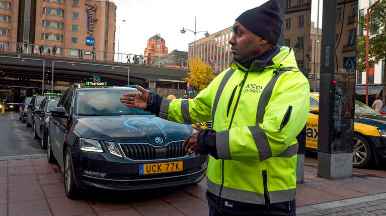 Taksiasema Tukholman keskusrautatieaseman edustalla lokakuussa 2019.