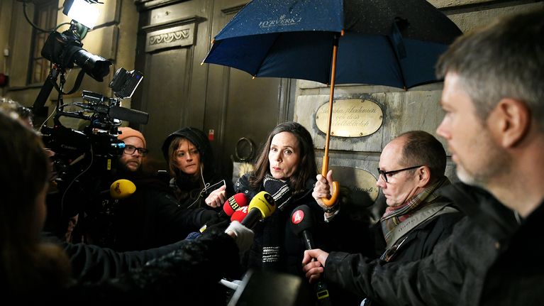 Ruotsin akatemian sihteeri Sara Danius lukee akatemian lehdistötiedotetta toimittajille Pörssitalon ulkopuolella.