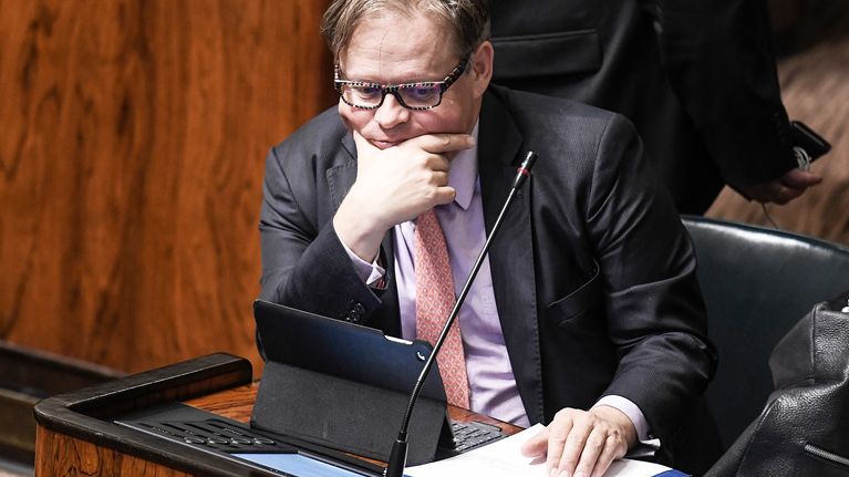 Juhana Vartiainen eduskunnan täysistunnossa lokakuussa 2018.
