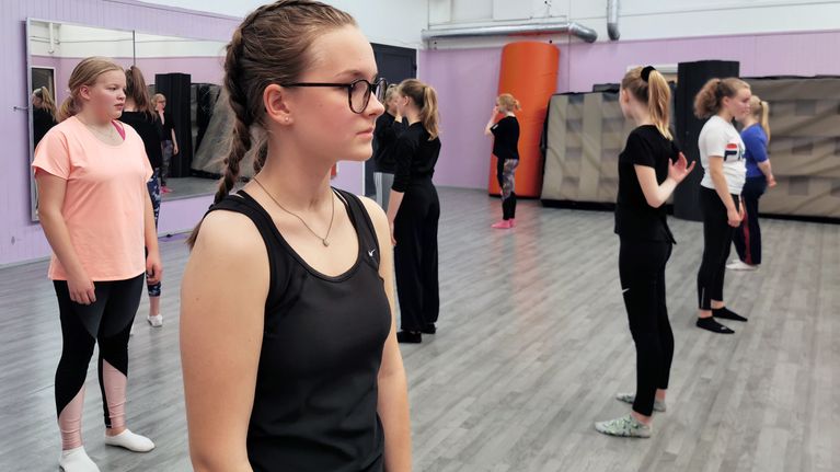 Pihla Koskela tanssitunnilla Sorin Sirkuksessa