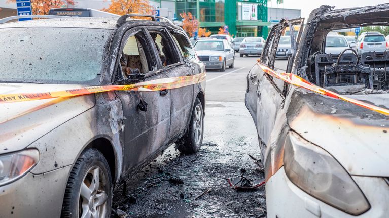 Kaksi palanutta autoa Kuopion Prisman edustalla.