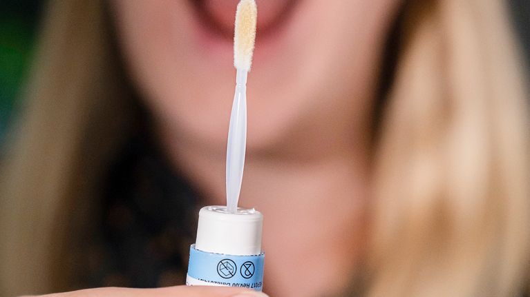 nainen suu auki ja testipuikko