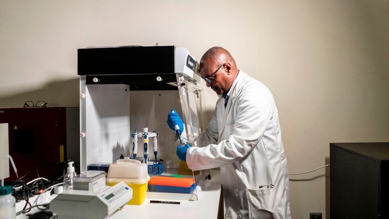Zewdu laboratorisossaan