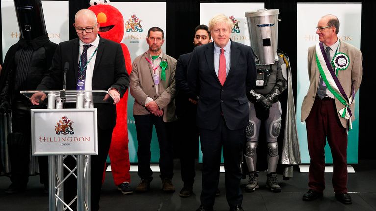 Pääministeri Boris Johnson odottaa vaalitulosta.