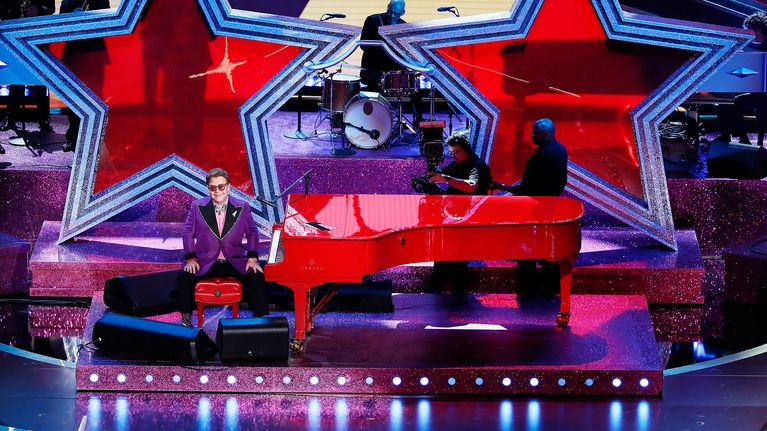 Elton John palkittiin parhaasta alkuperäiskappaleesta.