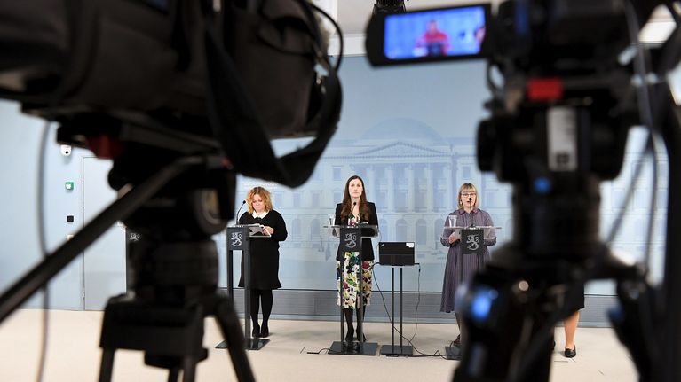 Krista Kiuru, Sanna Marin ja Aino-Kaisa Pekonen hallituksen tiedotustilaisuudessa Helsingissä.