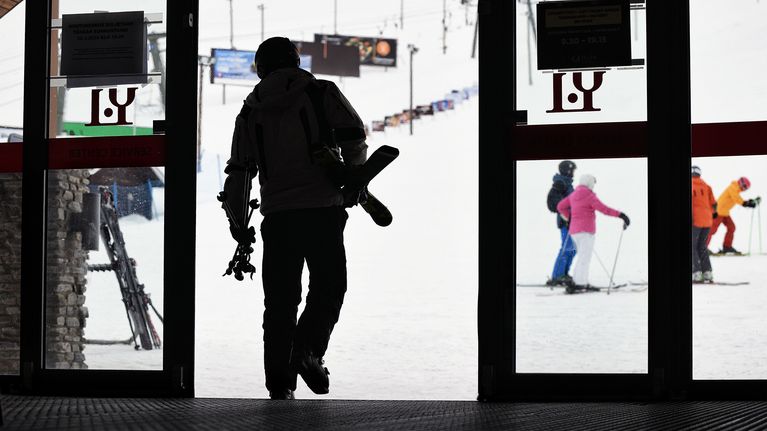 Laskettelija menossa mäkeen Ylläksen hiihtokeskuksesta  Kolarissa 