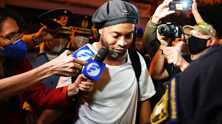 Kuvassa on jalkapalloilija Ronaldinho.