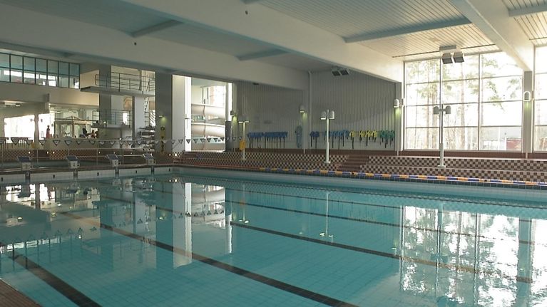Uimarit pääsevät virkistysuimala Vesikon altaisiin Joensuussa, kun hallitus purkaa liikuntapaikkoja koskevat koronarajoitukset.