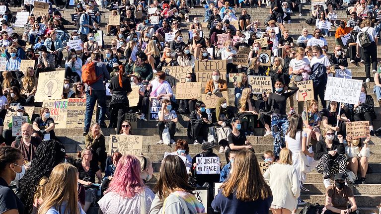 Helsingin Senaatintorilla järjestettävä rasismia vastustava mielenosoitus.
