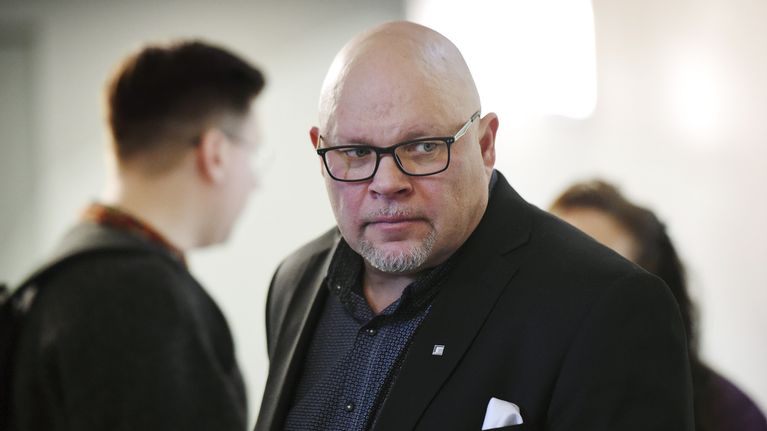 Perussuomalaisten kansanedustaja Ano Turtiainen menossa puolueen eduskuntaryhmän kokoukseen .