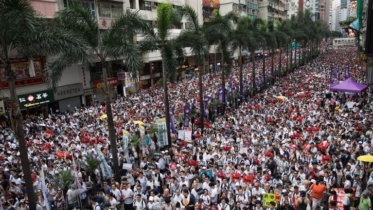 Kuvassa mielenosoittajat peittävät lukumäärällään Hong Kongin kadut.