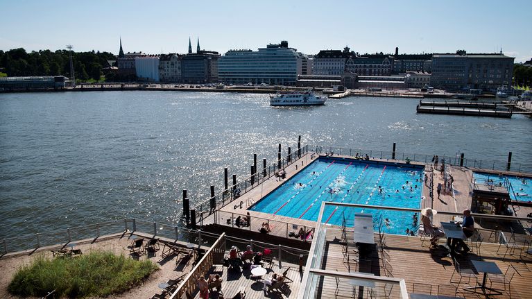 Uimareita Allas Sea Poolin uima-altaassa.