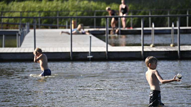 Uimareita Espoon Oittaalla 12. heinäkuuta 2020. 