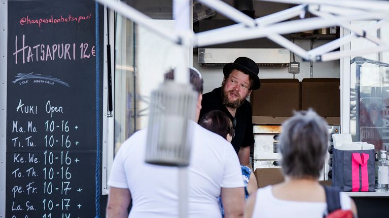 Ville Haapasalo hatsapuri-kojullaan Puumalassa.