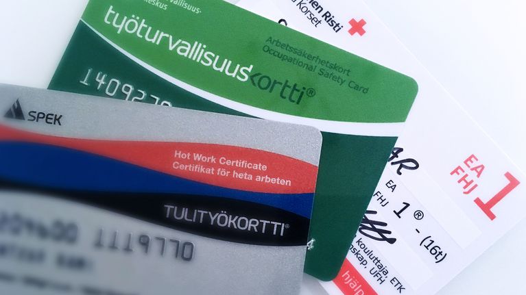 Koulutuskortteja, tulityökortti, työturvallisuuskortti, ensiapukortti