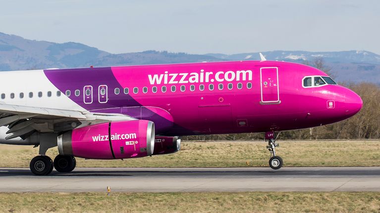 Wizzairin lentokone laskeutumassa Baselin lentokentälle 8. huhtikuuta 2020.
