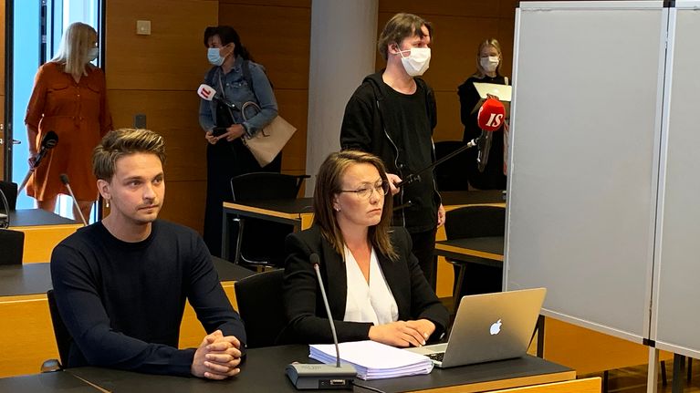 Näyttelijä Roope Salminen vastasi torstaina 20. elokuuta Helsingin käräjäoikeudessa syytteisiin pakottamisesta seksuaaliseen tekoon. Salminen kiistää syytteet.
