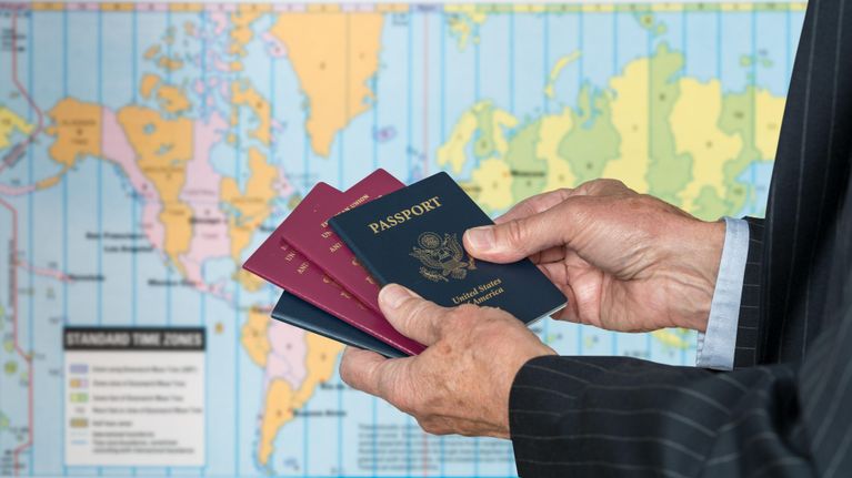 mies pitelee passeja käsissään, passi, usa, kartta
