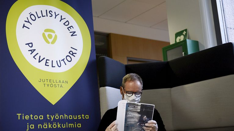 Asiakas Helsingin Työllisyyden palvelutorilla Pasilan TE-toimistossa.