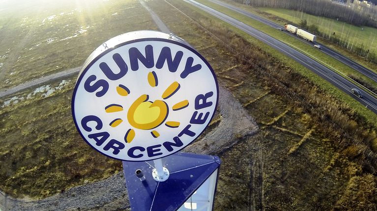 Sunny Car Centerin mainostorni tyhjällä tontilla ilmasta kuvattuna Hämeenlinnassa 29. lokakuuta 2014.