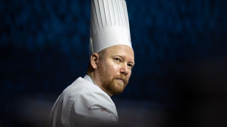 Suomea Bocuse d'Or -kisassa edustava Mikko Kaukonen on helsinkiläinen keittiömestari, joka on työskennellyt muun muassa Michelin-ravintola Olossa. Hänet valittiin viime vuonna Vuoden kokiksi.