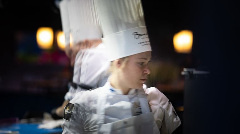 Mikko Kaukosen assistenttina toimi 22-vuotias Anni Peräkylä, joka on nuoresta iästään huolimatta työskennellyt esimerkiksi maineikkaassa ravintola Palacessa.