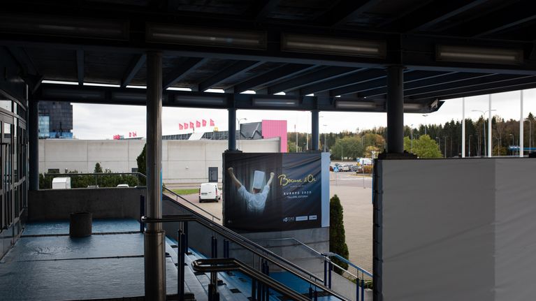 Saku Suurhall -areena Tallinnassa oli koronan vuoksi hiljainen. Normaalitilanteessa kilpailua olisi seurannut paikan päällä suuri yleisö.