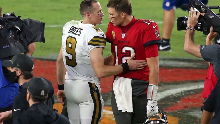 Tom Brady ja Drew Brees keskustelevat kentän laidalla ottelun jälkeen.
