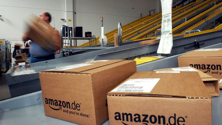 Amazonin paketteja lajitellaan Saksassa, Bad Hersfeldin logistiikkakeskuksessa.