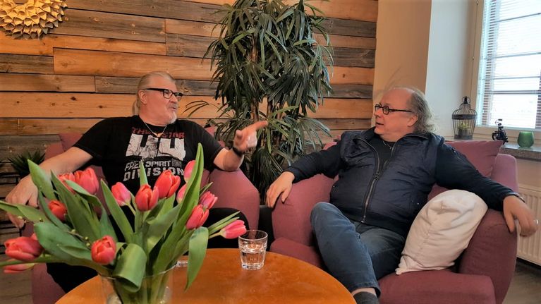 Matti Rajantie ja Timo Lehtonen sohvalla istumassa