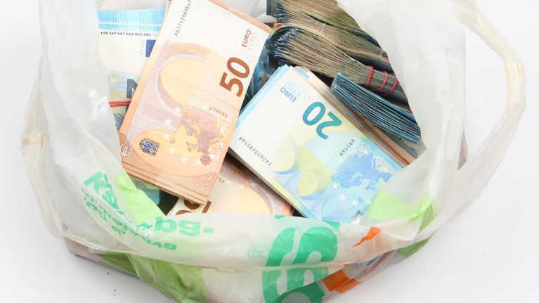 Helsingin poliisi tavarikoi tutkinnan yhteydessä lähes puoli miljoonaa euroa käteistä.