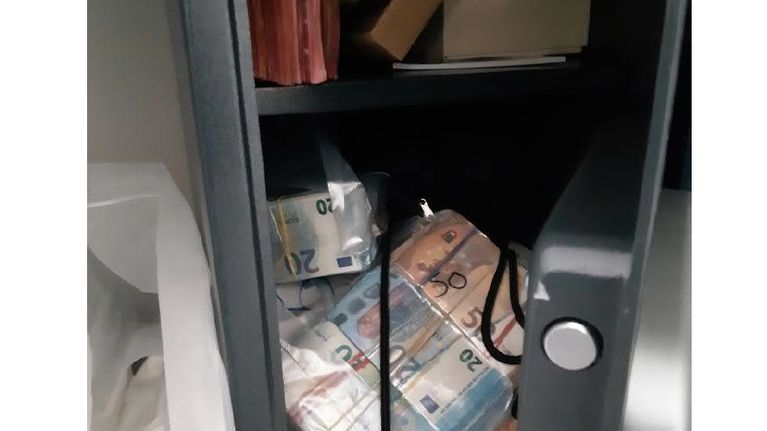 Poliisi takavarikoi tutkinnan yhteydessä suuria määriä käteistä.