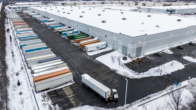 Ilmakuva Amazonin varastosta ja pihalla olevista konteista Yhdysvaltain Illinois'n Waukeganissa.