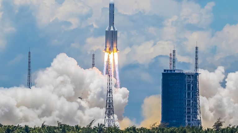 Tulipyrstöinen raketti nousemassa taivaalle. 