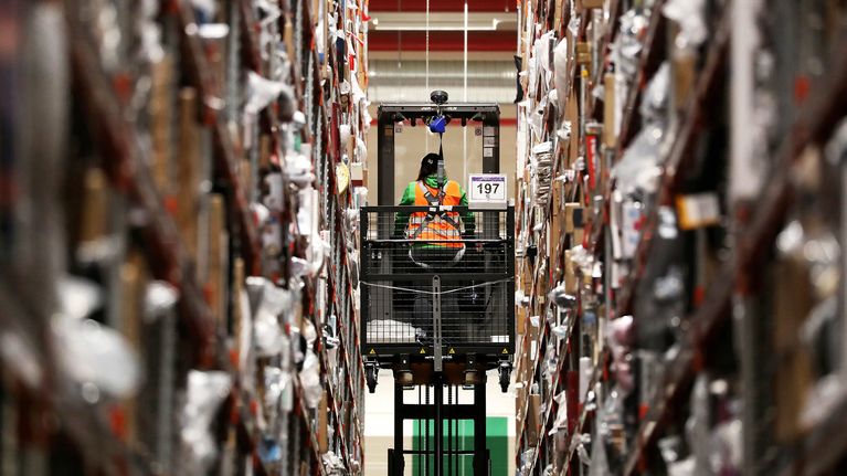 Työntekijä Amazonin logistiikkakeskuksessa.