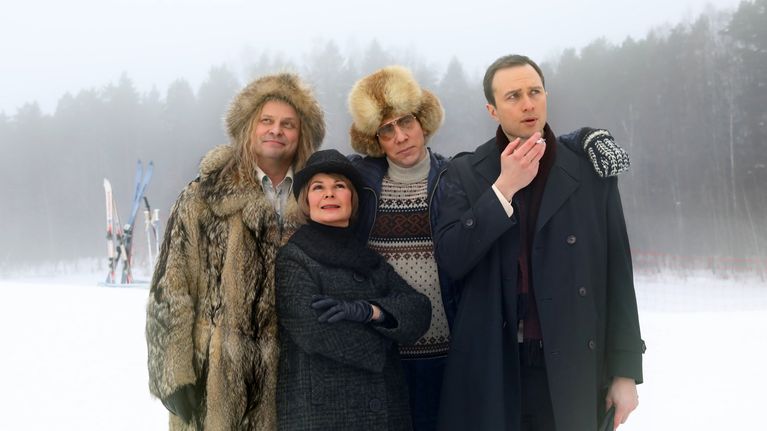 Ismo Apell (vas.), Karoliina Kudjoi, Aku Hirviniemi ja Eino Heiskanen Hymyä!-sarjan ensimmäisenä kuvauspäivänä Tampereella.
