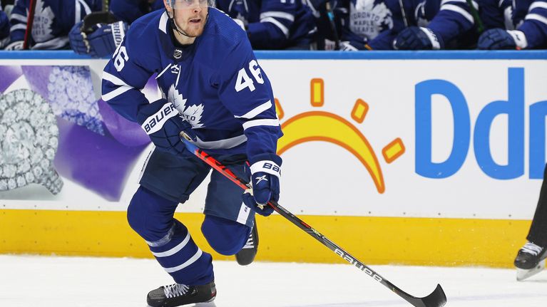 Mikko Lehtonen kiekon kanssa Toronto Maple Leafsin paidassa.