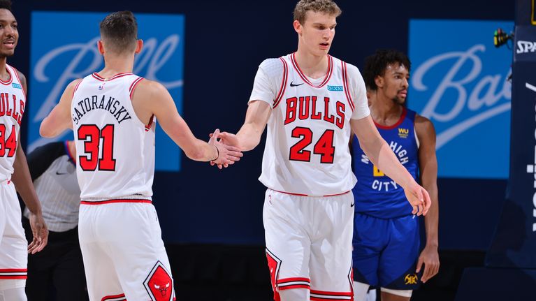 Lauri Markkanen tulee vaihdosta kentälle. 
