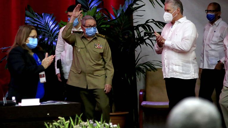Miguel Diaz-Canel Bermudez taputtaa.