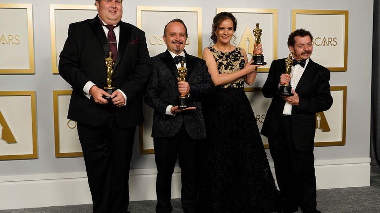 Phillip Bladh, Carlos Cortes, Michellee Couttolenc ja Jaime Baksht kävivät pokkaamassa Oscarin Sound of Metal elokuvan äänisuunnittelusta.