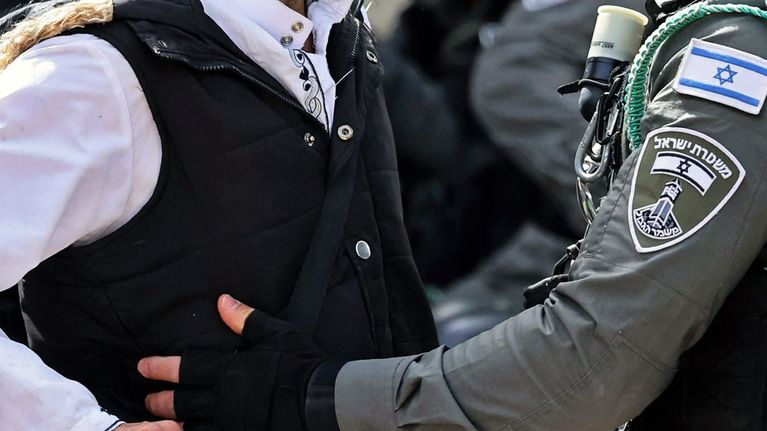 Kuvassa palestiinalaismies väittelee israelilaisen poliisin kanssa. 