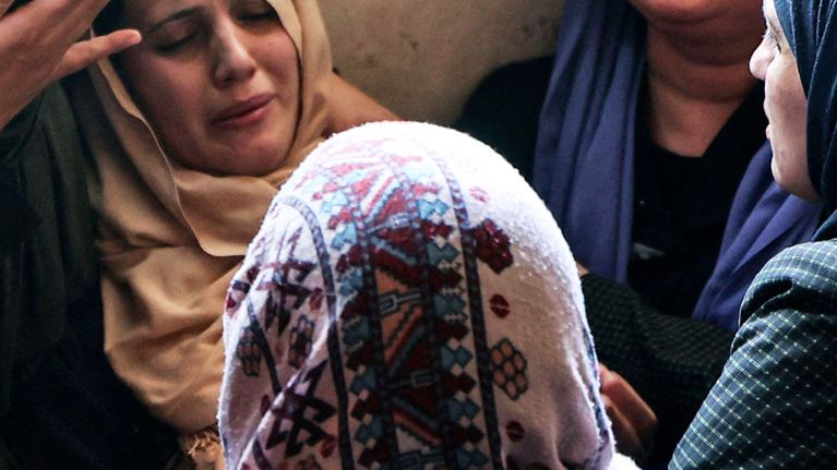 Kuvassa on huivipäisiä naisia. Heistä yksi menetti kuvatoimiston mukaan poikansa Israelin ilmaiskussa. 