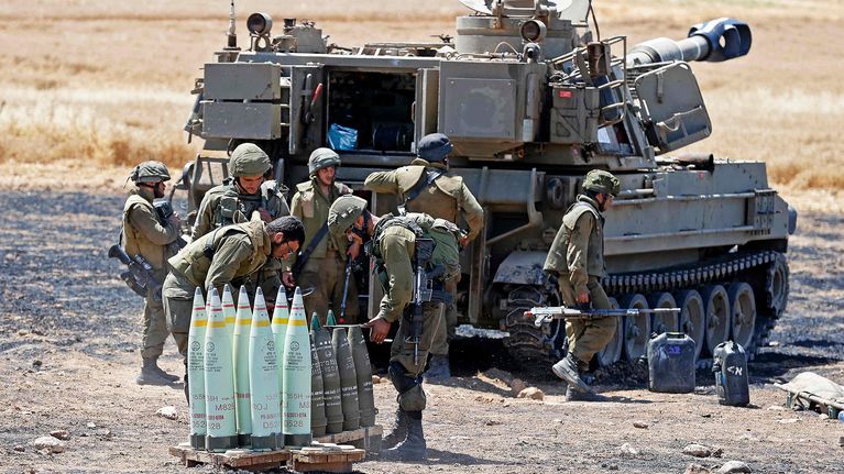 Israelin armeijan tykistö valmistelee iskua Gaxzaan asemissaan läheläl Sederotin kaupunkia.