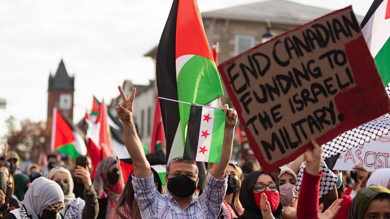 Pro-Palestiina mielenosoittajia Torontossa, Kanadassa.