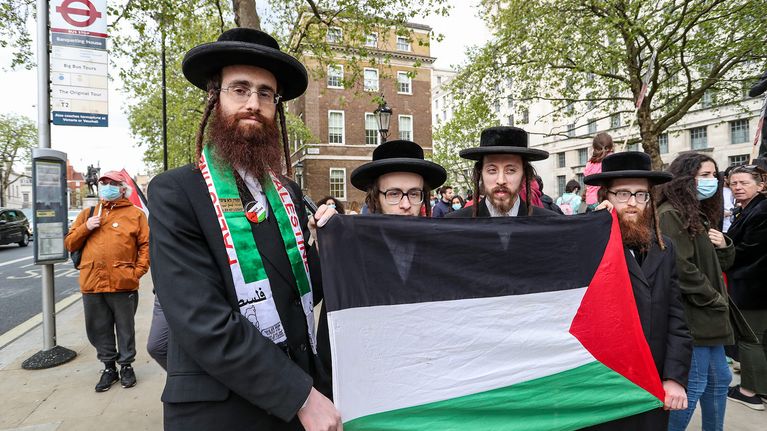 Pro-Palestiina mielenosoittajia Lontoossa.