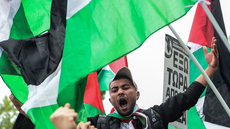 Pro-Palestiina mielenosoittaja Ateenassa.