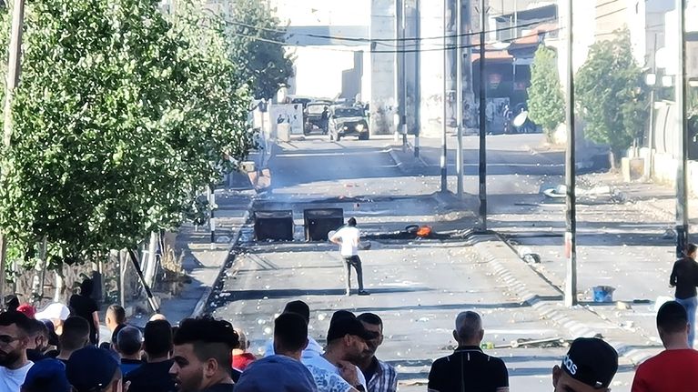 Israelin sotilaat ampuvat kyynelkaasua, kumiluoteja ja joskus myös aitoja luoteja yhteenotoissa Länsirannalla Israelissa.