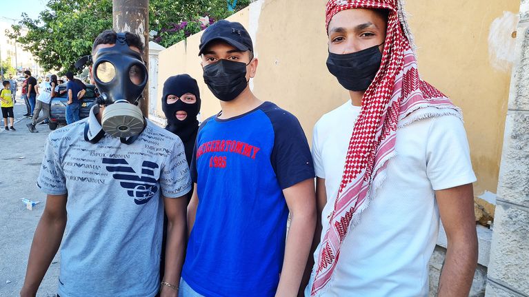 Mielenosoittajat ovat nuoria ja monet ovat olleet jo alaikäisinä Israelin vankiloissa mielenosoitusten jälkeen. Siksi he peittävät kasvonsa.